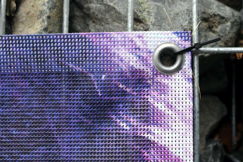 mesh-banner-350-bedruckt-randverstaerkung-oese
